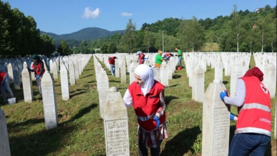 27 vjet nga gjenocidi i Srebrenicës, Shqipëria përkujton 8 mijë viktimat e masakrës! Kurti: Serbia e mohon me paturpësi! PS: Gjenocidi duhet të shërbente si këmbanë alarmi