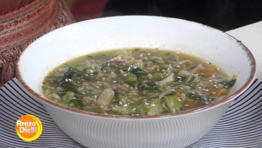 Supë me perime dhe nudëlls nga zonja Albana
