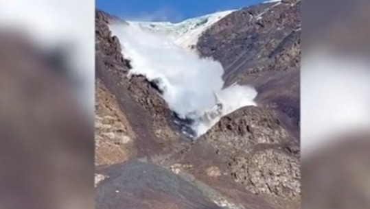 VIDEOLAJM/ Goditen nga orteku i akullt , 9 turistët shpëtojnë për mrekulli