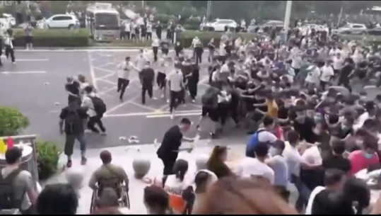 Protestë masive në Kinë! Përleshje e dhunshme jashtë bankës (VIDEO)