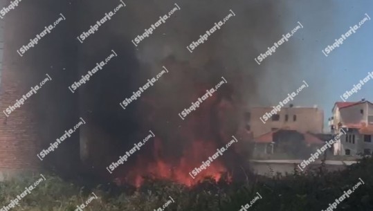 Zjarr në ish-fabrikën e qelqit në Kavajë, flakët vihen nën kontroll VIDEO)