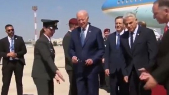'Po tani ç’të bëj?’, gafa e radhës e Bidenit, i çorientuar sapo zbret nga avioni në Izrael