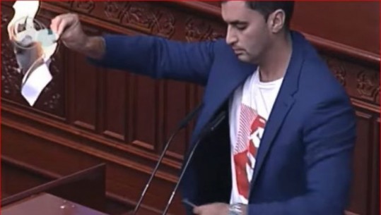 Seanca e tensionuar në parlamentin e Maqedonisë së Veriut, deputeti i vë flakën propozimit francez 