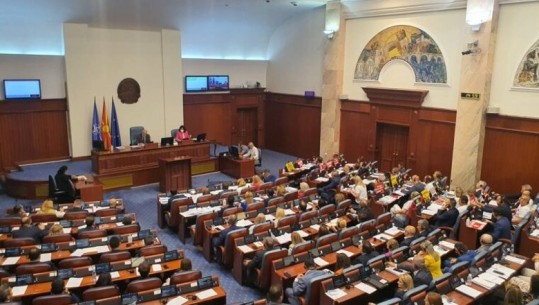 Propozimi francez, mbyllet pa vendim seanca në Kuvendin e Maqedonisë së Veriut! Mblidhet sërish nesër në orën 11:00