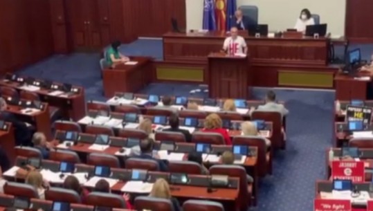 Tension në Kuvendin e Maqedonisë së Veriut/ Deputetët e shumicës i kërkojnë pasaportën deputetit Milloshoski