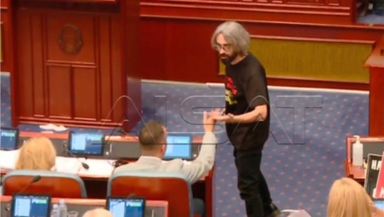 Situatë e tensionuar në Kuvendin e Maqedonisë së Veriut, deputetët përplasen fizikisht me njëri-tjetrin