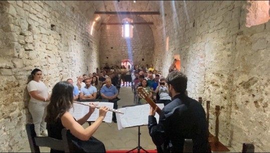 Koncert me muzikë klasike në kishën e ‘Shën Premtes’ në Lezhë, artistët kosovarë mahnisin me kitarë e me flaut