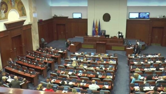 Kuvendi i Maqedonisë së Veriut miraton propozimin francez (VIDEO)