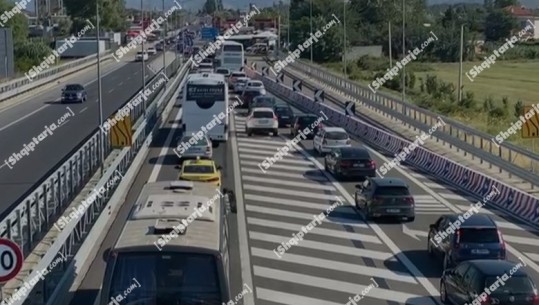 Dyndja e pushuesve drejt bregdetit, trafik i rënduar në Lezhë (VIDEO)