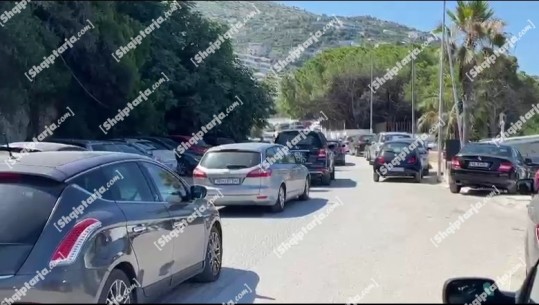 Trafik i rënduar në Vlorë, radhë automjetesh që i drejtohen plazheve të jugut (VIDEO)