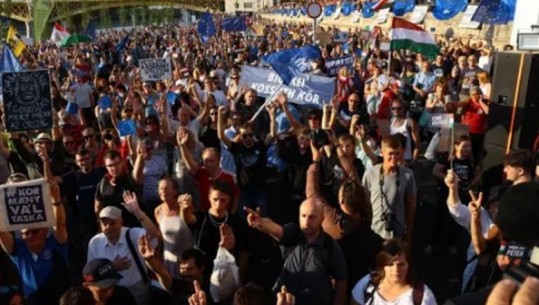 Protesta kundër Orbanit, hungarezët kundërshtojnë ndryshimet ligjore, prek bizneset e vogla 