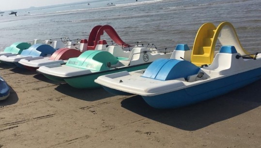 I bllokohet timoni pedalones, tre 15-vjeçarë mbetin në mes të detit në Durrës! Shpëtohen nga Policia Kufitare