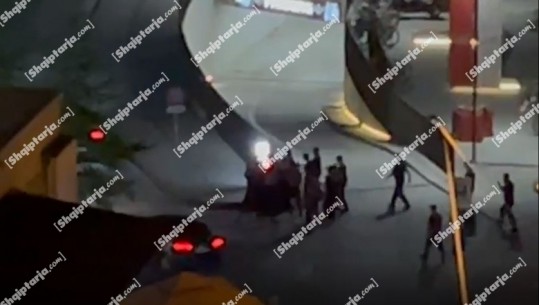 Ekskluzive/ Report Tv siguron VIDEON, ja momenti kur tifozët boshnjakë përplasen me policinë jashtë stadiumit 'Air Albania'