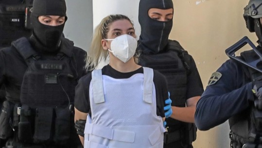 Greqi/ Akuzohet për vrasjen e 3 vajzave të saj, nëna shfaqet e përhumbur dhe e veshur me jelek antiplumb në seancën gjyqësore