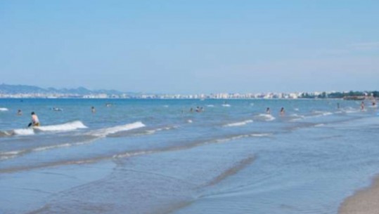 Mbytet një pushuese në plazhin e Durrësit, dyshohet se pësoi infarkt pasi është futur në ujë