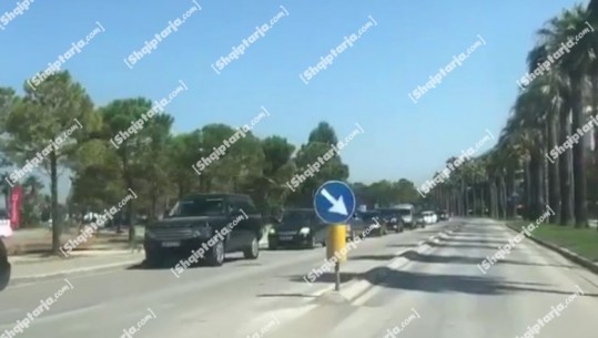 Fluks automjetesh në Vlorë, pushuesit i drejtohen plazheve të jugut në fundjavë (VIDEO)