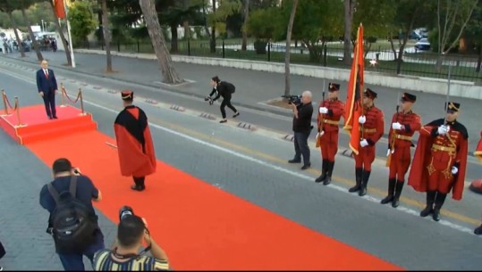 Ceremonia e detyrës së presidentit, momenti kur Komandanti i Truprojës së Nderit i Forcave të Armatosura i paraqet forcën 