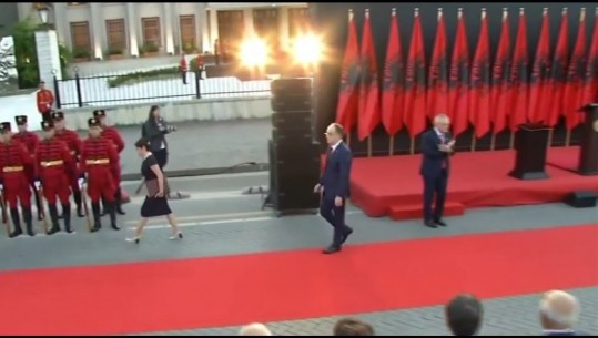 Momenti që nuk e kapet gjatë ceremonisë, Ilir Meta ‘i fiksuar’ me shqiponjën (VIDEO)