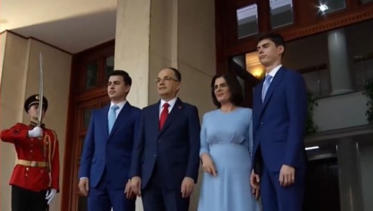 FOTOGALERI/ Familja e re ‘e parë’ e shtetit futet në Presidencë