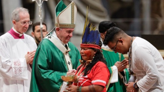 Papa mbërrin në Kanada në turneun e 'pendimit' për abuzimin me popullatën indigjene