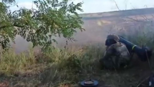 Momenti kur ushtria e Kievit shkatërron makinën ruse, trupat ukrainase përparojnë në Kherson (VIDEO)