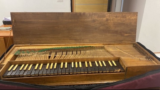Pianoja antike italiane u dorëzua nga shitësi i dyqanit në Vorë, e shkëmbeu për 2 bokse muzike