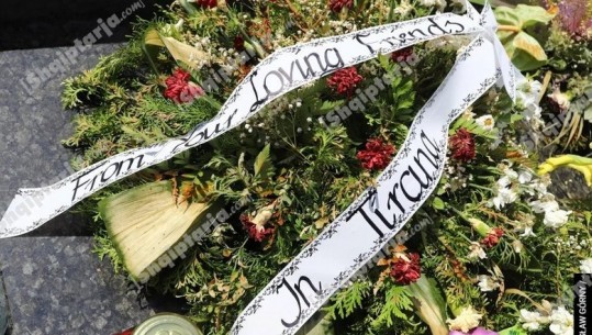FOTOLAJM/ Kurora me lule në varrin e trafikantit polak të armëve: Nga miqtë e tu të dashur në Tiranë