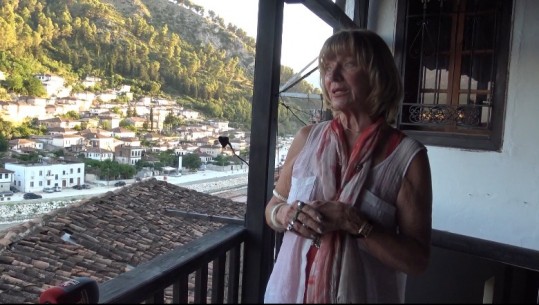 Berati, qyteti i një mbi një dritareve që magjepsi Hildën, 72-vjeçaren gjermano-italiane: Është fenomenal ky vend, ejani në Shqipëri