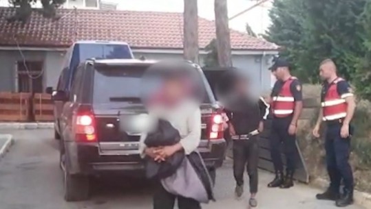 Po transportonin 8 emigrantë të paligjshëm me ‘Range Rover’, arrestohen 2 të rinj në Korçë (VIDEO)