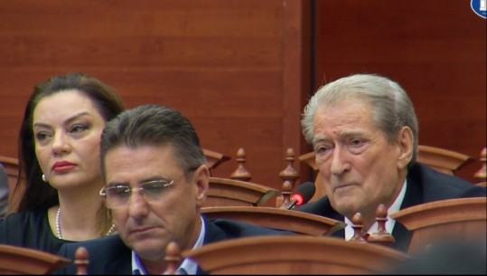 Alibeaj dhe Berisha në një mendje, të dy kërkojnë të hapet debati në parlament: Rama çdo xhaketë të veshë e zhveshë, nuk e heq qyrkun e vjedhësit