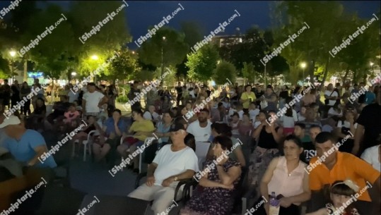 ‘Open Cinema’ për herë të parë në Cërrik, për tre netë me radhë, qytetarët ndjenë magjinë e ekranit të madh të kinemasë, në qendër të qytetit