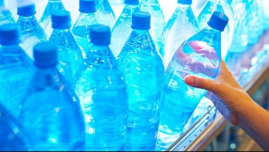 Kriza e çmimeve prek edhe ujin, rritet 10-30 lekë në markete! Të varfrit konsumojnë ujë çezme