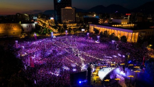 Sheshi ‘Skënderbej’ mbushet plot për koncertin e madh! Mesazhi i Ramës: Shqipëria e ka vendin nën qiellin e Europës së Bashkuar (VIDEO)