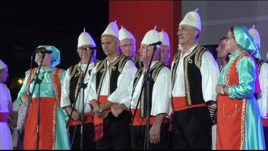 Festivali  i këngës labe në Vlorë, 31 grupe të polifonisë në garë për fitoren! Sot priten të jepen tre çmime