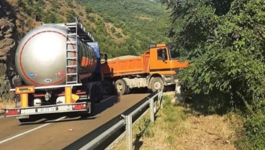 Serbët bllokojnë rrugët në veri të Kosovës, vendosin kamionë për të ndaluar kalimin e mjeteve të tjera