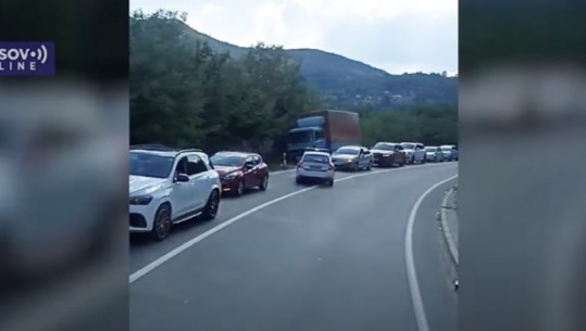 Mbyllja e dy pikave të kalimit kufitar në veri të Kosovës, krijohet radhë kilometrike automjetesh në Serbi