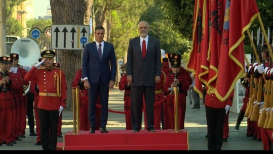 Pritet me ceremoni zyrtare kryeministri i Spanjës, takohet me kreun e qeverisë Edi Rama