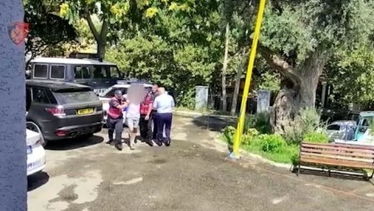 Lëvizte me kallashnikov dhe municion luftarak në makinë, arrestohet 33-vjeçari nga 'Shqiponjat'! Vihen nën hetim dy pasagjerët (VIDEO)