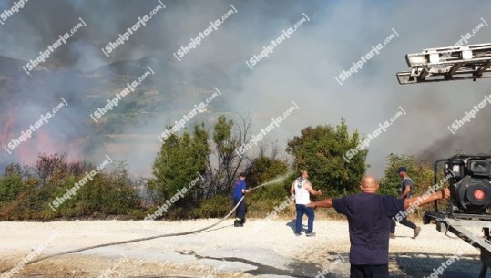 Dy vatra zjarri aktive në Vlorë, zjarrfikësit po punojnë për shuarjen e flakëve (VIDEO)
