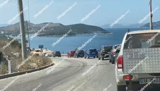 Trafik i rënduar në hyrje të Ksamilit, radha e automjeteve fillon që nga gjiri i Manastirit (VIDEO)