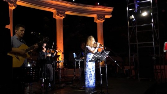 Ikona e muzikës greke koncert në Shqipëri, Glykeria ‘elektrizon’ publikun në Pogradec: E lumtur që kam mësuar të këndoj shqip