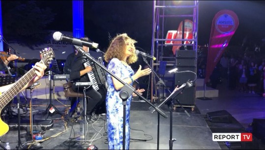 Ikona e muzikës greke koncert në Shqipëri, Glykeria ‘elektrizon’ publikun në Pogradec: E lumtur që kam mësuar të këndoj shqip