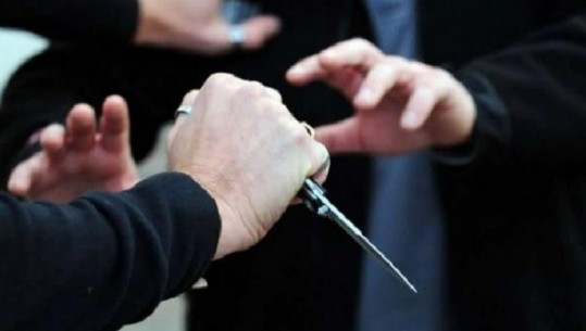 Plagosi me thikë të moshuarin pas një konflikti të çastit, arrestohet autori në Kurbin