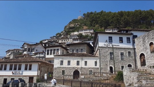 Kulmi i sezonit turistik, shtëpitë muzeale në Berat në restaurim, pjesë e projektit, lagjet Mangalem, Kala e Goricë