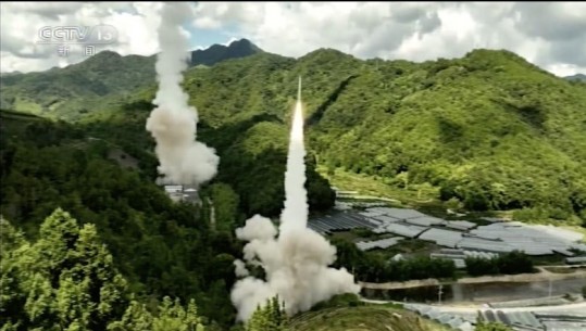 ‘Prezenca’ amerikane ‘ndez’ Kinën! Pekini kryen sulme me raketa precize në ngushticën e Tajvanit