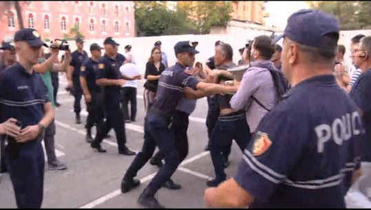 Tensione në protestë, qytetarët përplasen me policinë, përpiqen të shkojnë në oborrin e ministrisë së brendshme