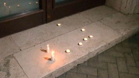 Gomonia goditi për vdekje 7-vjeçaren në Himarë, protestuesit ndezin qirinj në shkallët e Kryeministrisë