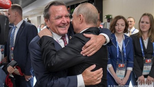 Ish kancelari gjerman, Gerhard Schroeder në ambasadën ruse  për festë! Fortunë kritikash ndaj tij, njihet si mik i Putinit