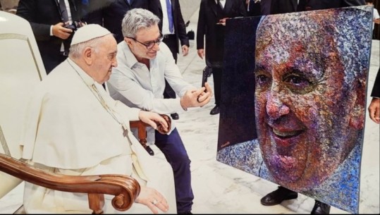 Realizoi portretin e Papës, artisti shqiptar ia dhuron në Itali, piktori rrëfen për Report Tv takimin me të