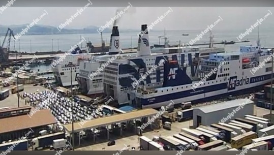 Fluks dhe radhë të gjata në Portin e Durrësit, deri më tani kanë mbërritur 4 tragete nga Bari e Ankona, gjithsej 5480 pasagjerë dhe 1065 makina (VIDEO)